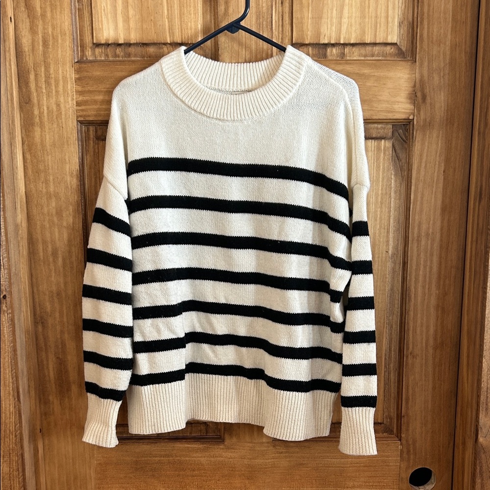 Women’s woolen crew pullover sweater M